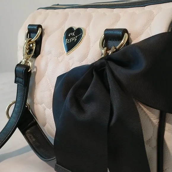 XOX BETSY JOHNSON PURSE Cream, Black, and Gold Heart Bag. - Picture 3 of 14